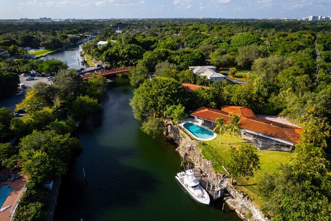 Foto del edificio - 230 Edgewater Dr