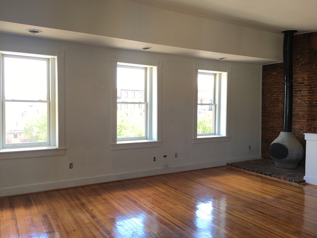 Bright Living Room - 800 S Broadway