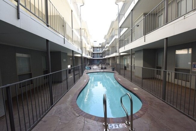 Foto del edificio - Second story one bedroom unit with balcony.