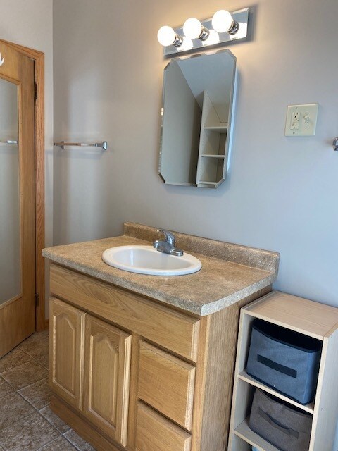 Tocador de baño y botiquín - 455 9th St