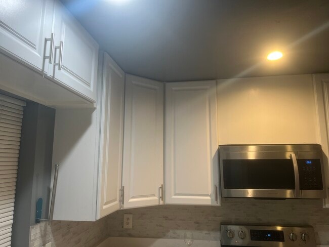 Building Photo - 2802 Lee Oaks Pl