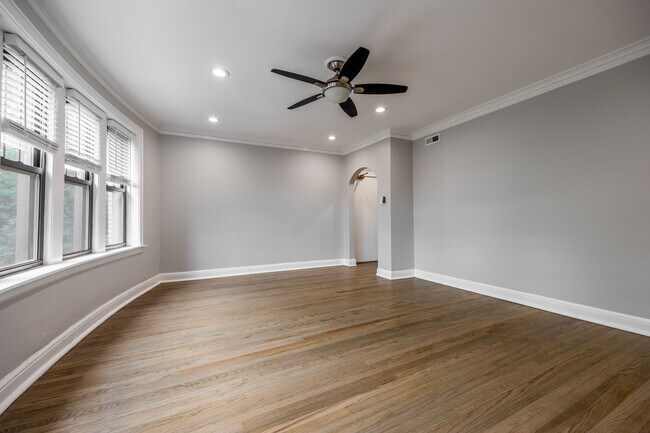 Foto del edificio - 2240 N Sawyer Ave