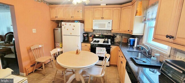 Building Photo - 568 Trenton Ave
