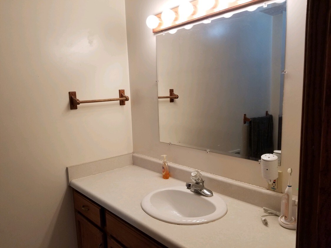 Building Photo - 1460 Packers Ct