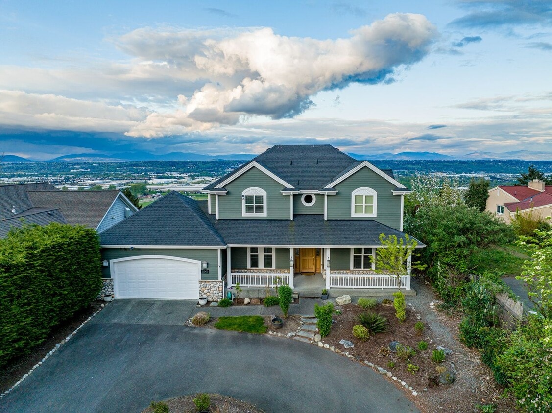 Primary Photo - Spacious 5-Bedroom Home with Cascade & Val...