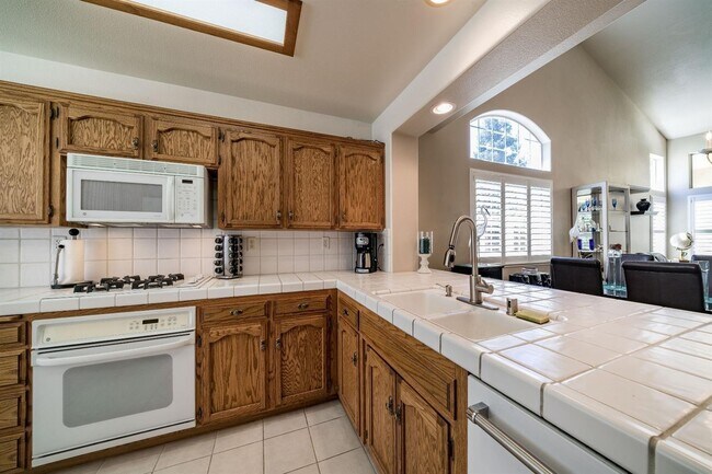 Foto del edificio - 6447 N Leslie Ln