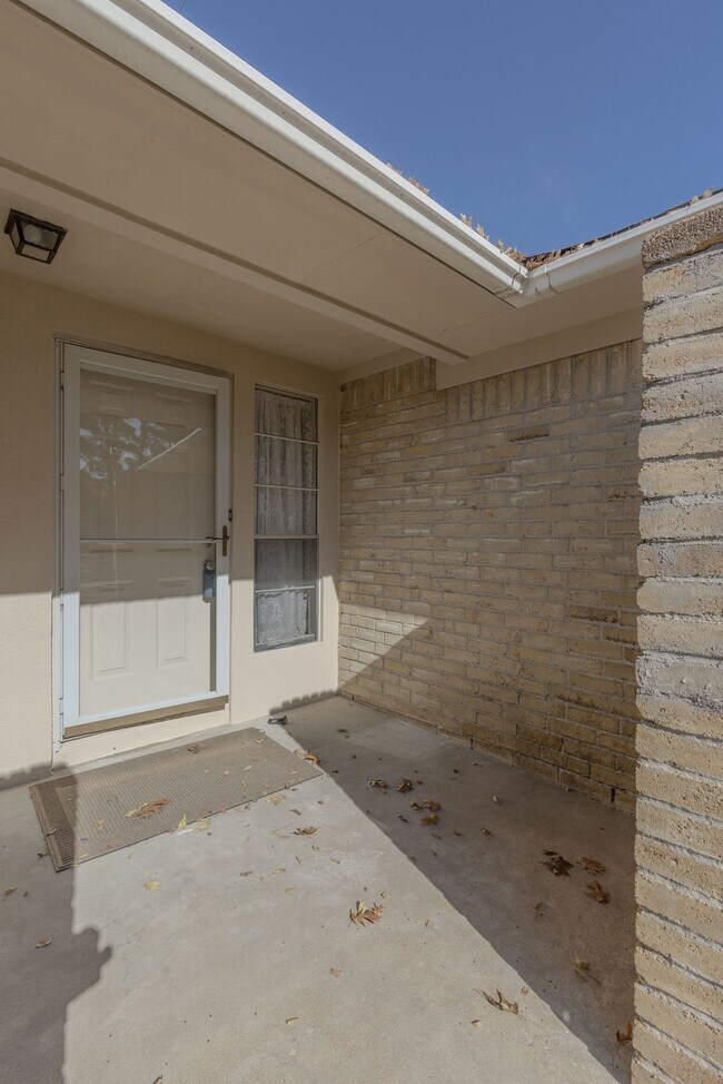 Foto del edificio - 9806 Cane Creek Dr