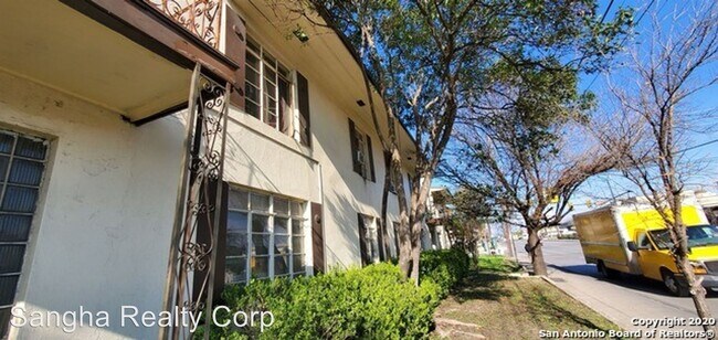 Building Photo - 102 Club Dr