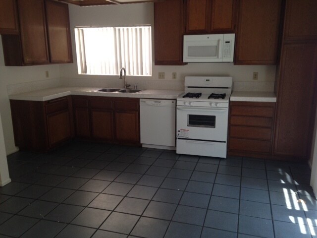 Building Photo - 3BD 2BA House in Sabre Springs