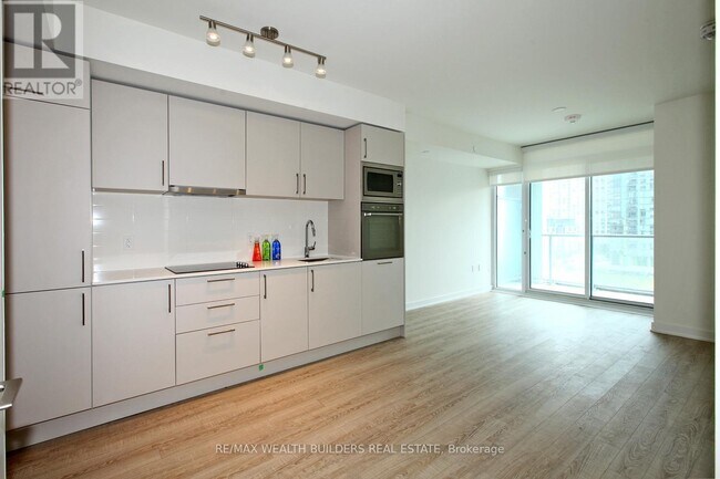 Building Photo - 27 Bathurst St