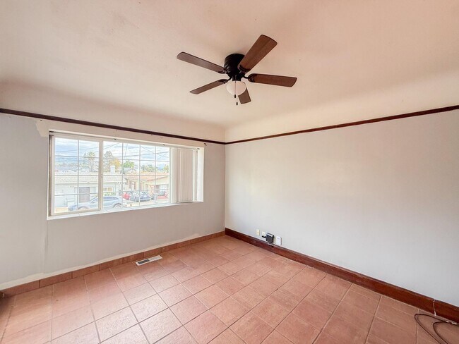 Foto del edificio - 4 bed 3 bath Single-family Home in Glenview/Lower Diamond area of Oakland