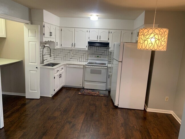 Foto del edificio - 5545 Oak Branch Cir N