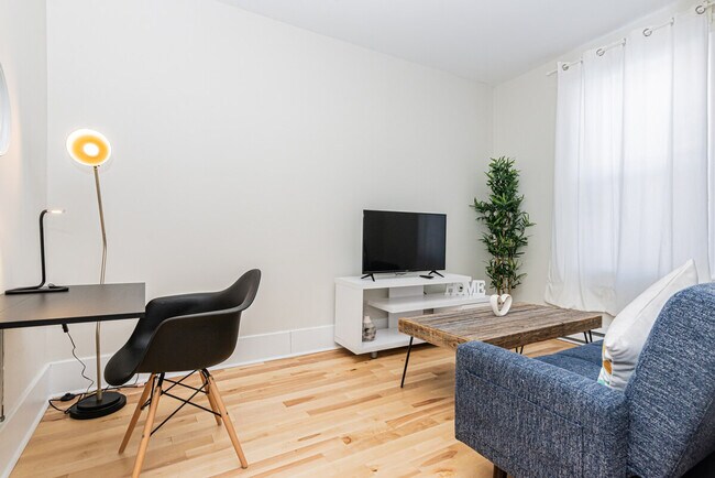 Building Photo - 937 Rue Sainte-Marguerite