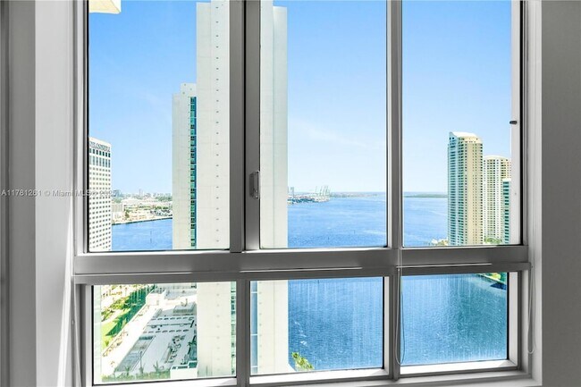 Foto del edificio - 300 S Biscayne Blvd