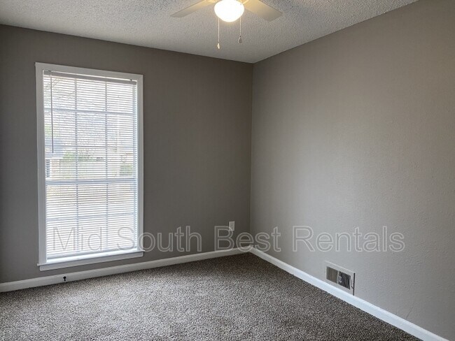 Foto del edificio - 3065 Greenbranch Dr