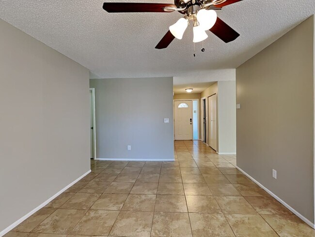 Building Photo - 2660 Knoll St E