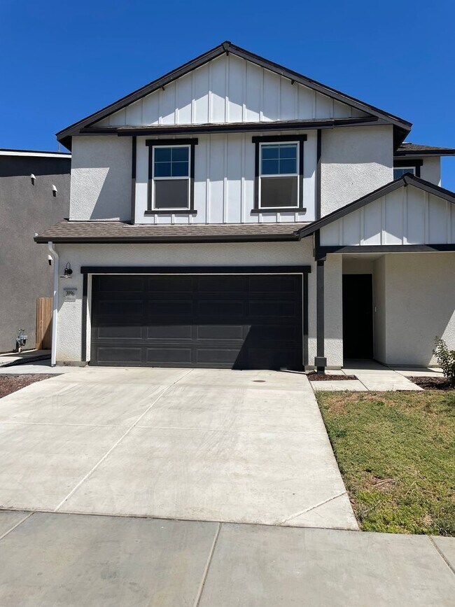 Foto del edificio - Beautiful 4-Bedroom, 2.5-Bathroom Two-Stor...