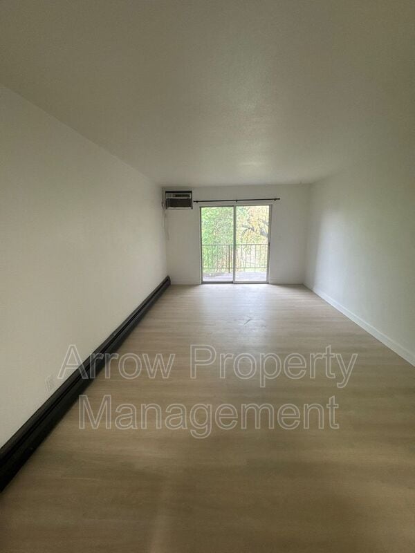 Building Photo - 215 E Arbor Ave