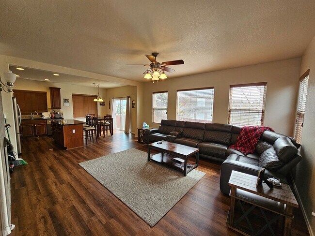 Foto del edificio - 4 Bed 4 Bath home in 80923!!