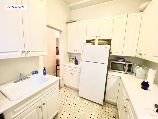 Building Photo - 276 Riverside Dr
