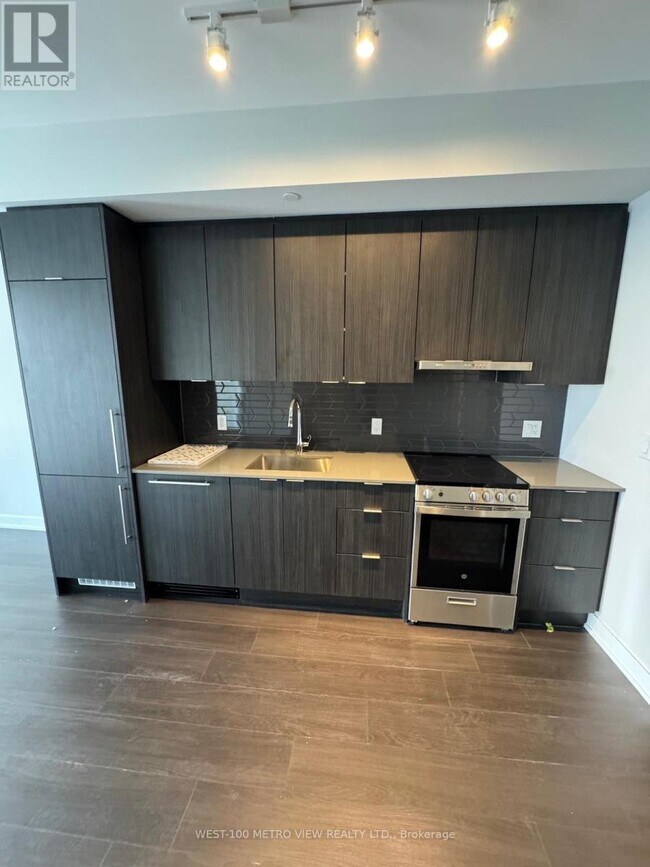 Building Photo - 430-3430 Square One Dr