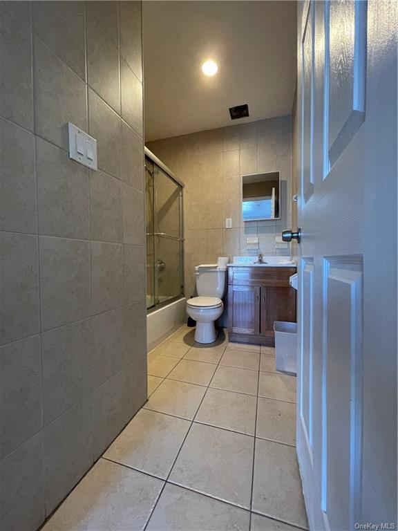 Foto principal - 3 bedroom in Bronx NY 10473