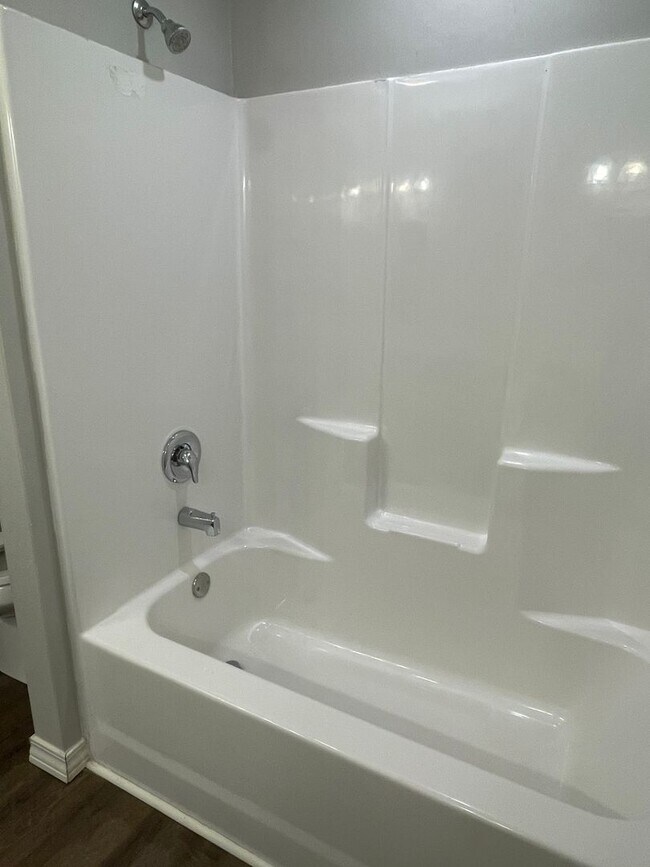 Foto del edificio - 3 Bed 2 Bath 2 Car Garage House