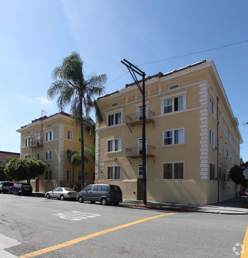 Primary Photo - 1348 Ingraham St