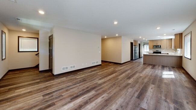 Building Photo - 6 bed 2 bath top unit !