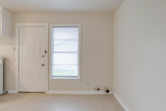 Building Photo - 2 bed 1 Bath located near Southwestern Bap...