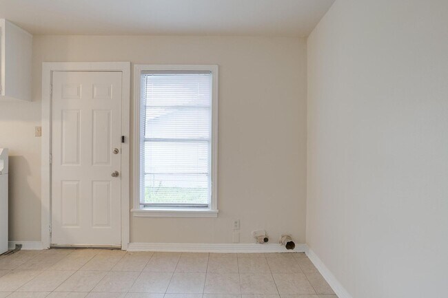 Building Photo - Cozy 2-Bedroom, 1-Bath Home Near Southwest...