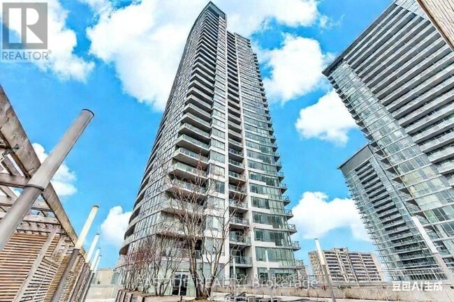 Photo du bâtiment - 70 Forest Manor Rd