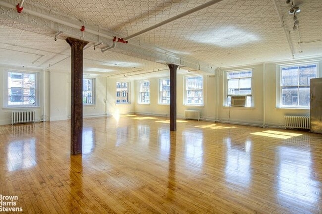 Building Photo - LIVE LARGE IN PRIME TRIBECA