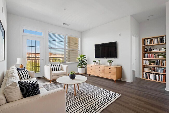 Desde el café de la mañana hasta las noches de cine, este luminoso espacio habitable está diseñado para el confort. - Windsor Leesburg