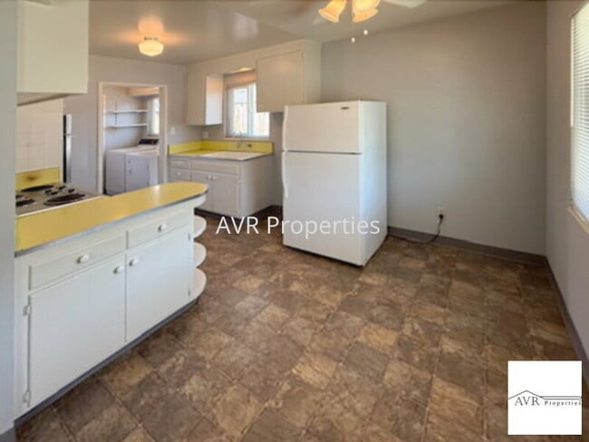 Building Photo - Fantastic Single story duplex south of Dow...