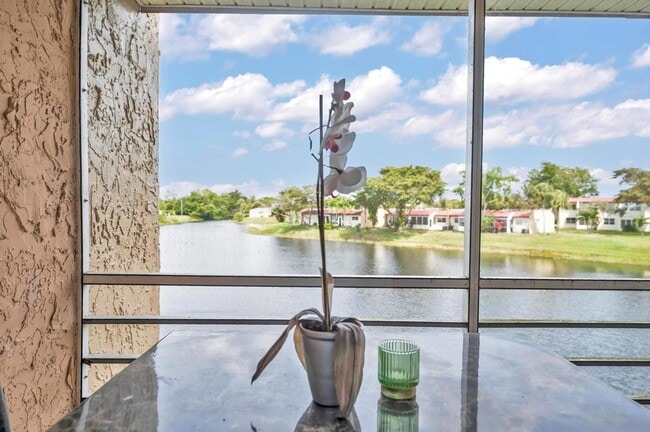 Foto del edificio - 185 Lake Evelyn Dr