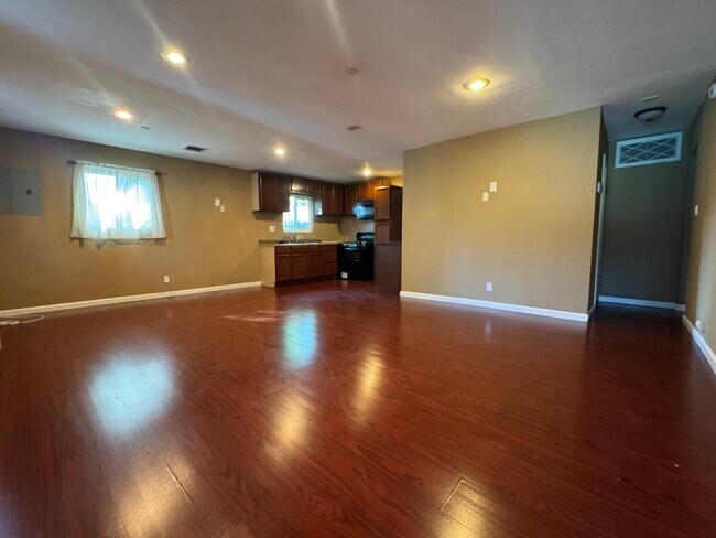 Foto del edificio - 18401 Arminta St