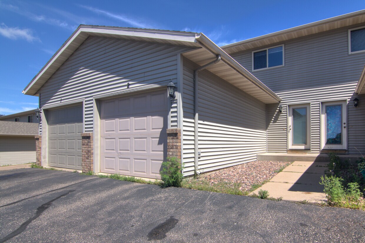 3121 Oak Knoll Dr, Eau Claire, WI 54701