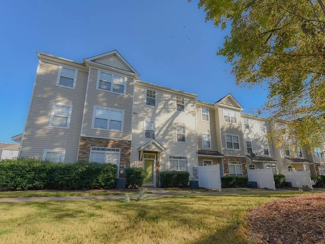 Foto principal - Charming 3BR Townhome in Raleigh