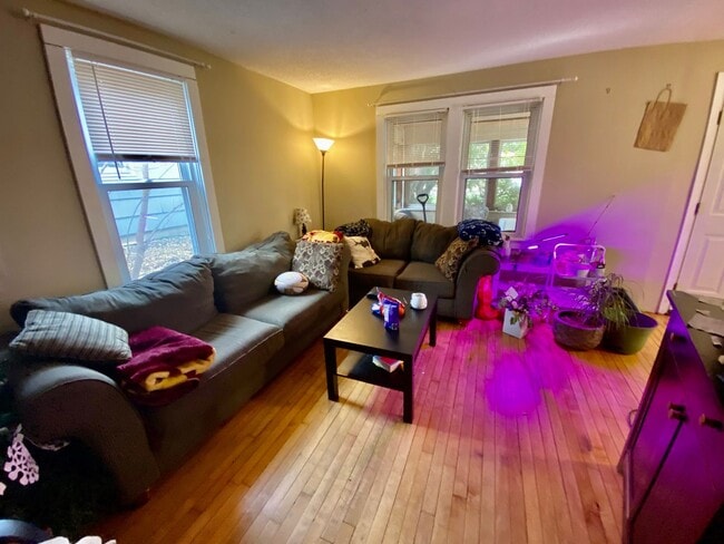 Building Photo - Remodeled Home near U of M! Must See 5BD/2BA Property!