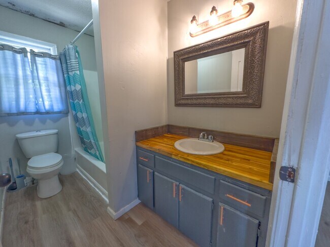 Building Photo - Lakeshore Duplex