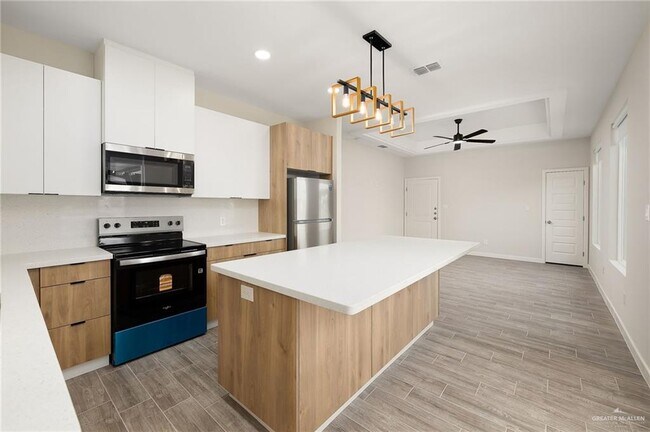 Building Photo - 12 Selena St