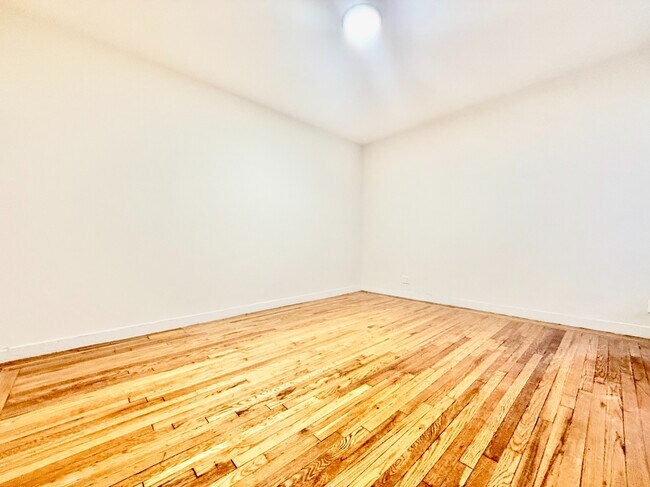 Foto del edificio - 2978 E 196th St