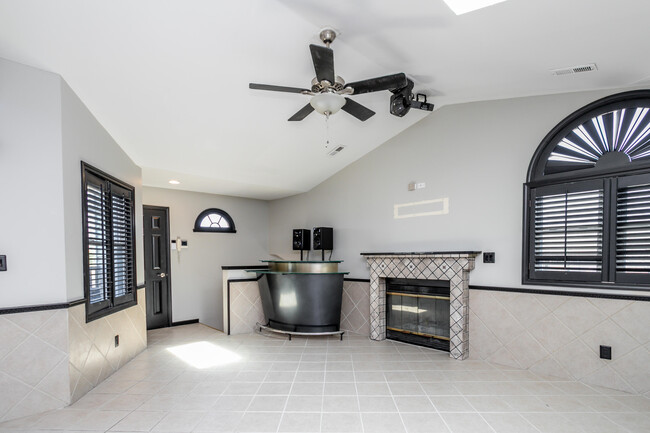 Foto del edificio - 136 W Green Meadows Rd