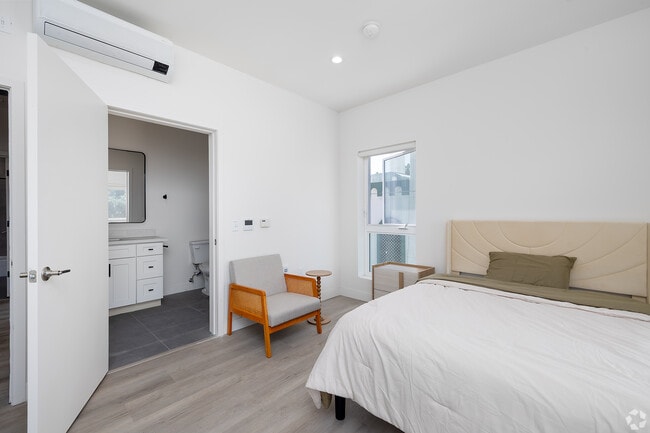 Building Photo - 1128 W 37th Dr