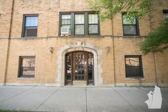 Building Photo - 2015 W Ainslie St