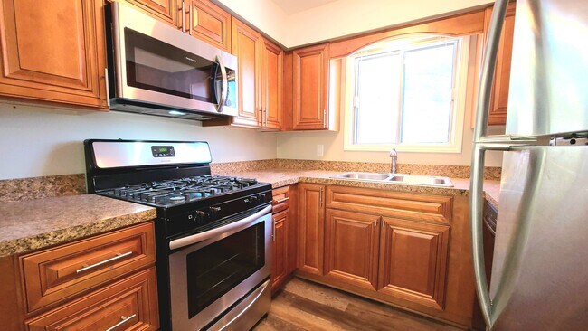 Building Photo - 721 W 65th St