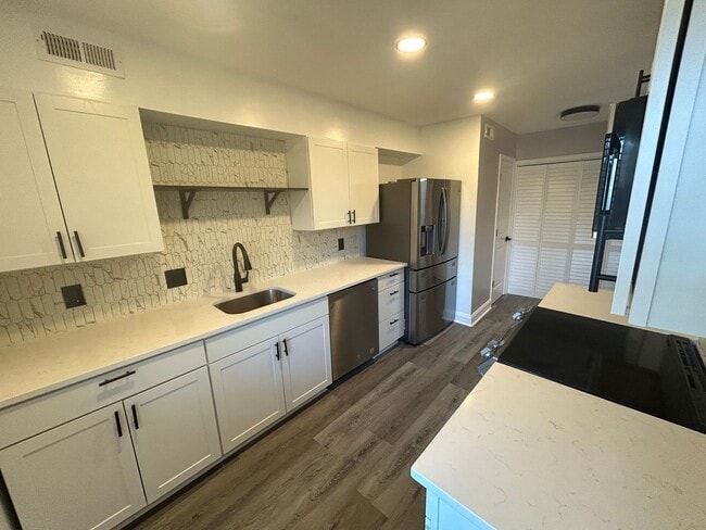Foto del edificio - This fully renovated & updated 3 Bedroom a...