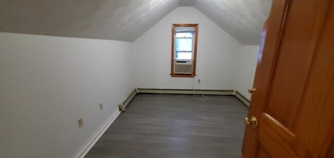 Building Photo - 33 Lloyd Rd