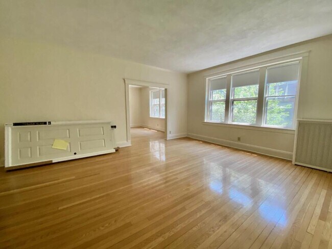 Foto del edificio - 4-Bed 2-Bath w/ H & HW Coolidge Corner
